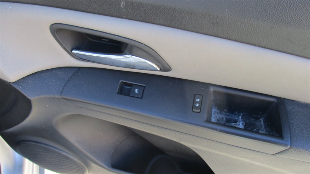 2015 Chevrolet Cruze LS - Photo 11