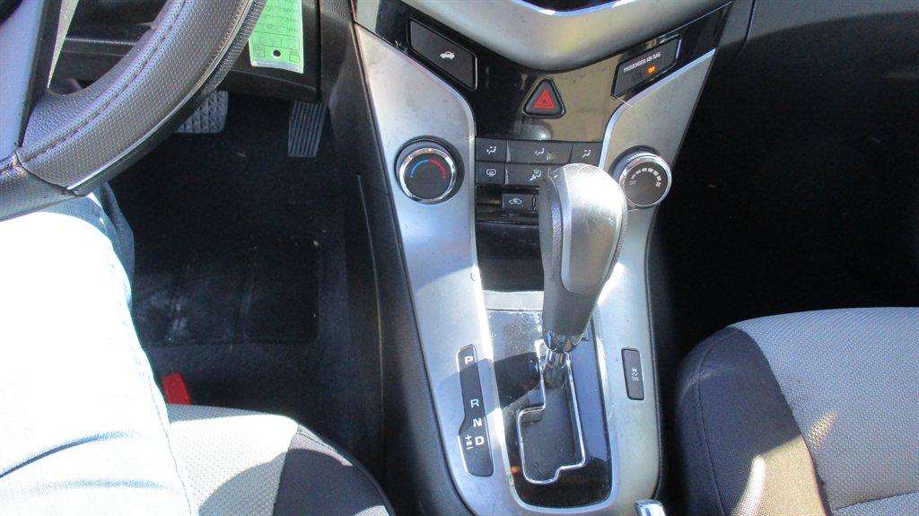2015 Chevrolet Cruze LS - Photo 16
